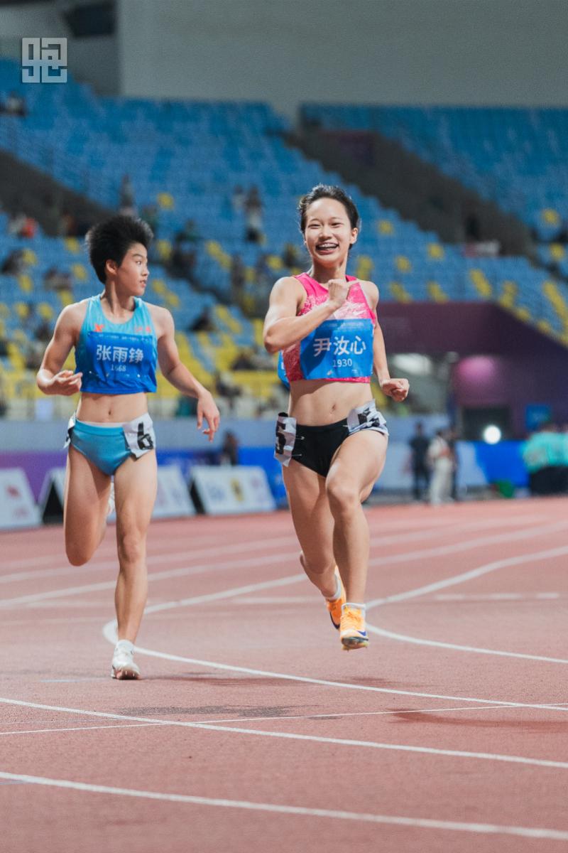 万搏官网一日双金！深圳小将尹汝心刷新个人最佳，加冕青运会百米冠军