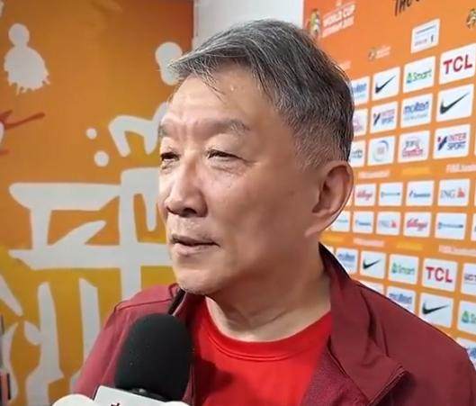 万搏官网万搏宫鲁鸣回应李月汝缺席世界杯：内线实力减了不少分