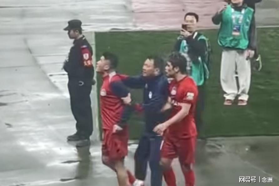 万搏官网被骂“丢人现眼”！30岁国脚暴怒：冲上去要和球迷对峙 拉都拉不住